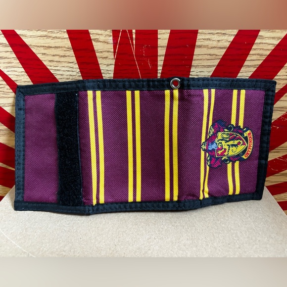 Harry Potter Gryffindor Tri-Fold Wallet - Picture 4 of 4